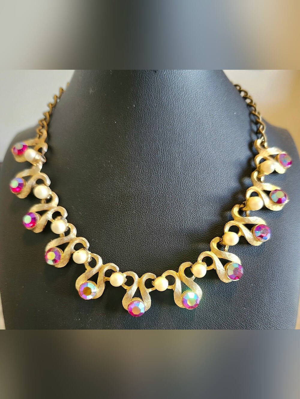 Vintage red aurora Borealis Gold-Tone Pearl Necklace/choker